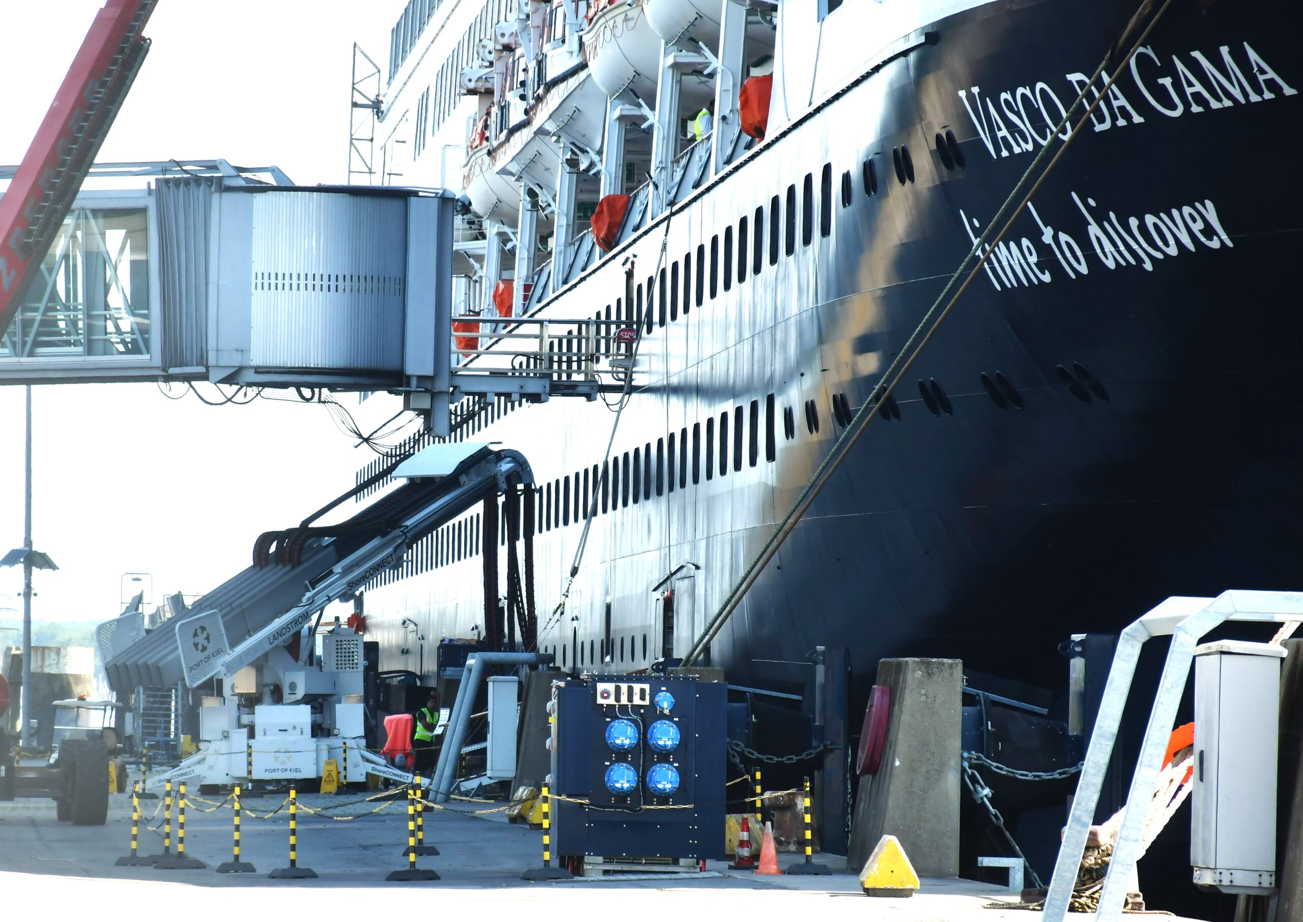 Die VASCO DA GAMA von nicko cruises hat in Kiel erstmals erfolgreich Landstrom genutzt – ein Meilenstein für das traditionsreiche Hochseeschiff