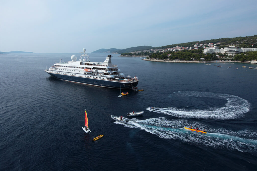 Sea Dream steuert in der Karibik im Frühjahr 2028 bei insgesamt 32 Reisen zwischen Januar und April abgelegene Strände und kleine Häfen an.