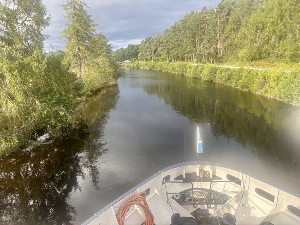 Der Kaledonische Kanal ist streckenweise sehr eng 