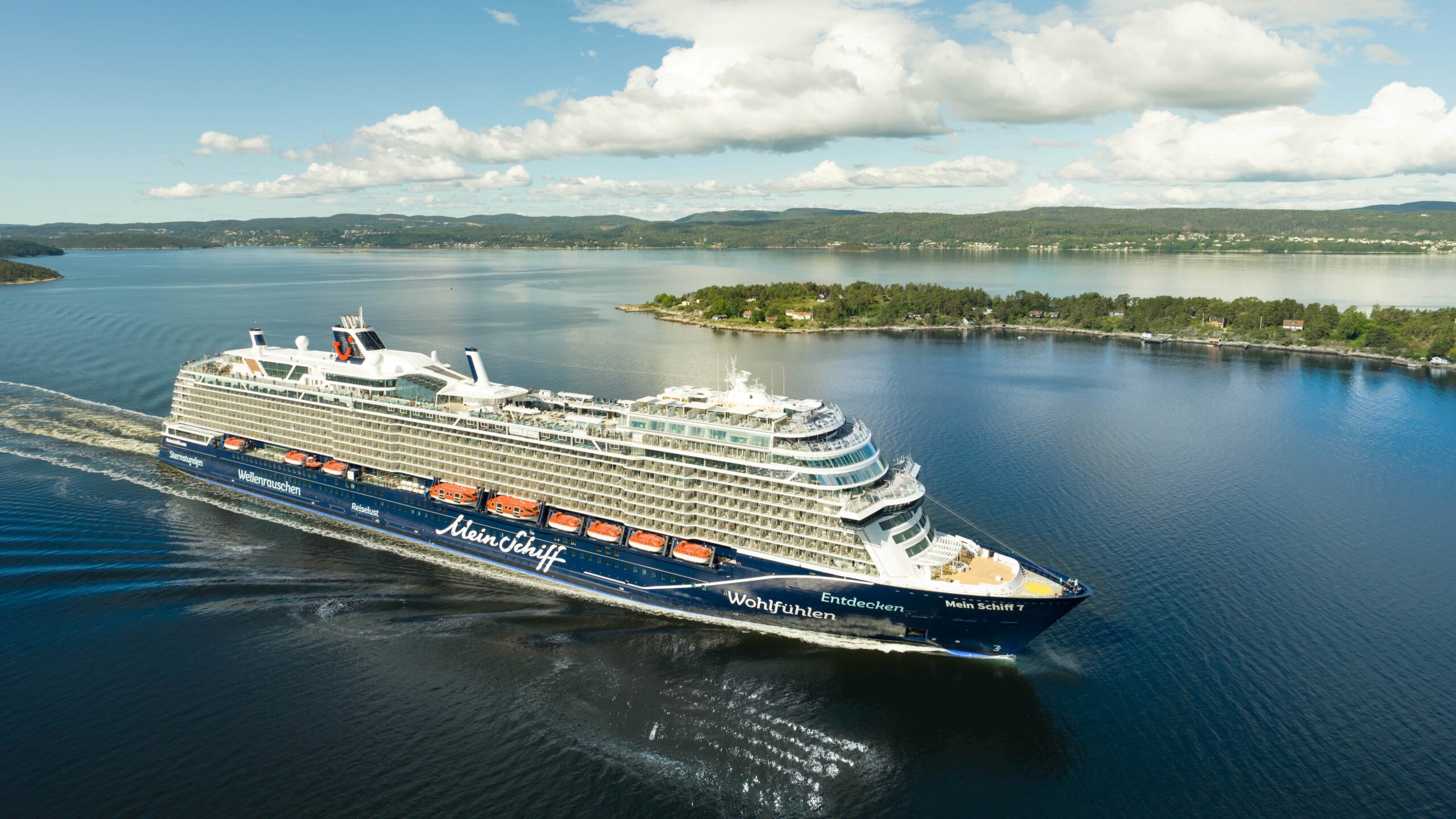 Im Sommer 2027 fährt die Mein Schiff 1 ab/bis Kiel auf fünf- bis zwölftägigen Reisen durch Nordland und Ostsee.
