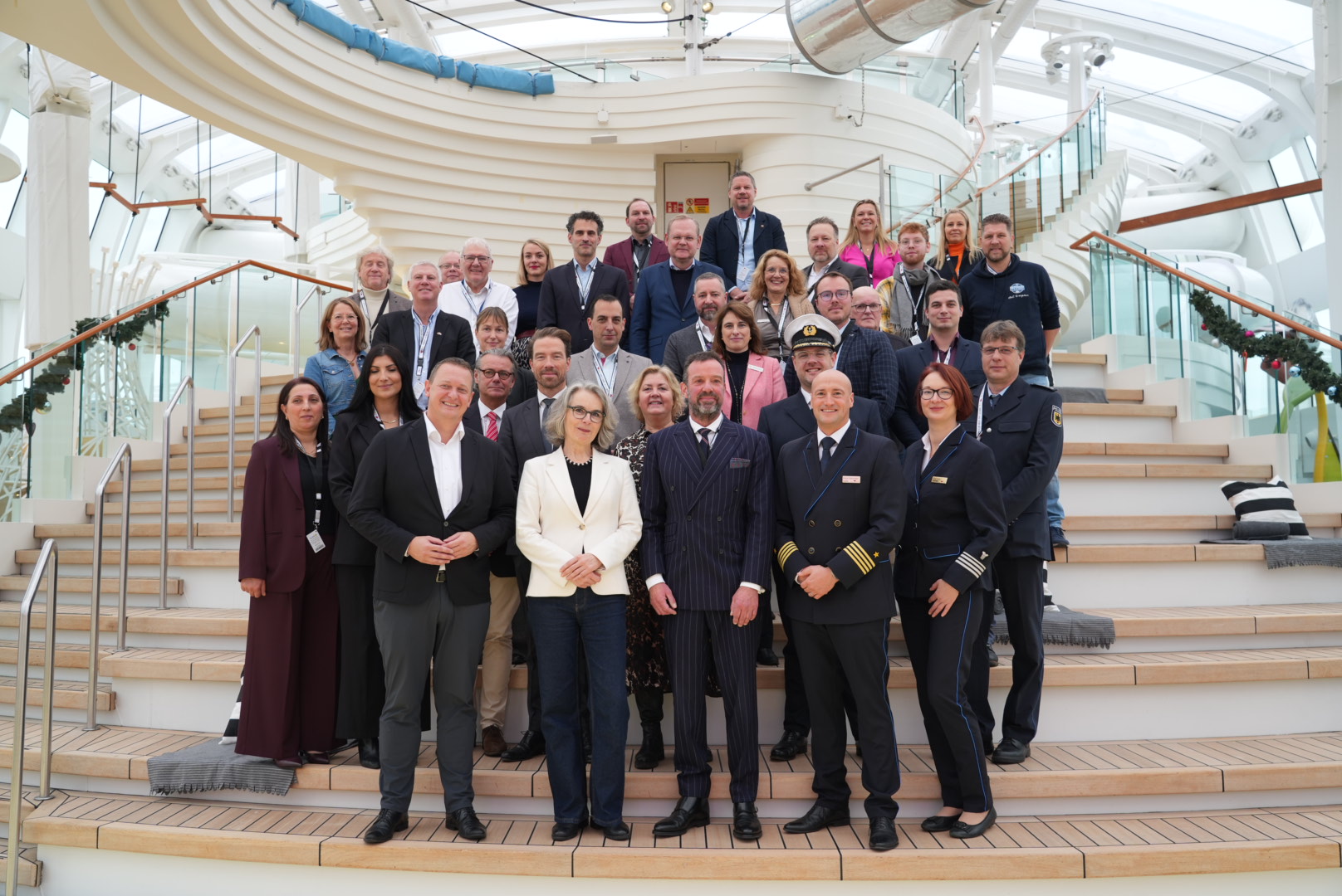 Der Kieler Hafen wird erstmals ganzjährig von AIDA Cruises angefahren: Mit dem  Start der ersten Adventsreise von AIDAprima