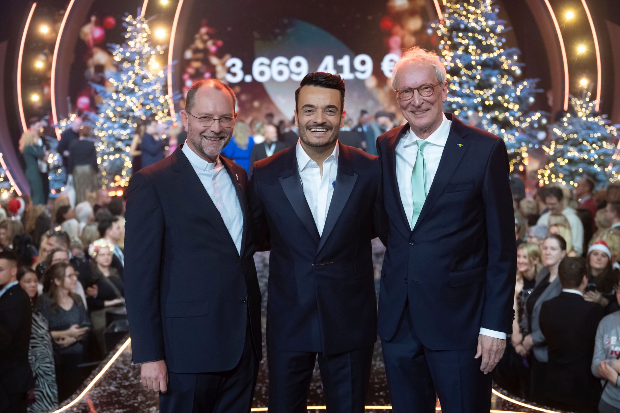 Phoenix Reisen spendet