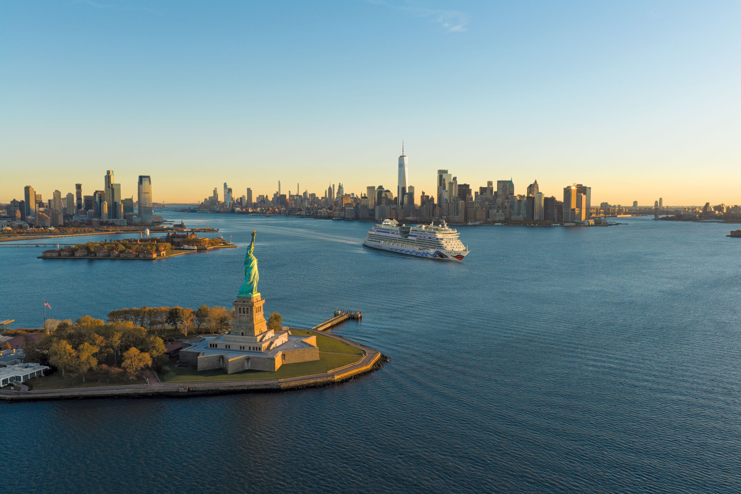 Am 3. September 2027 startet AIDAluna in Hamburg zur Transatlantik-Reise, die über Reykjavik in Island sowie den Prinz-Christian-Sund