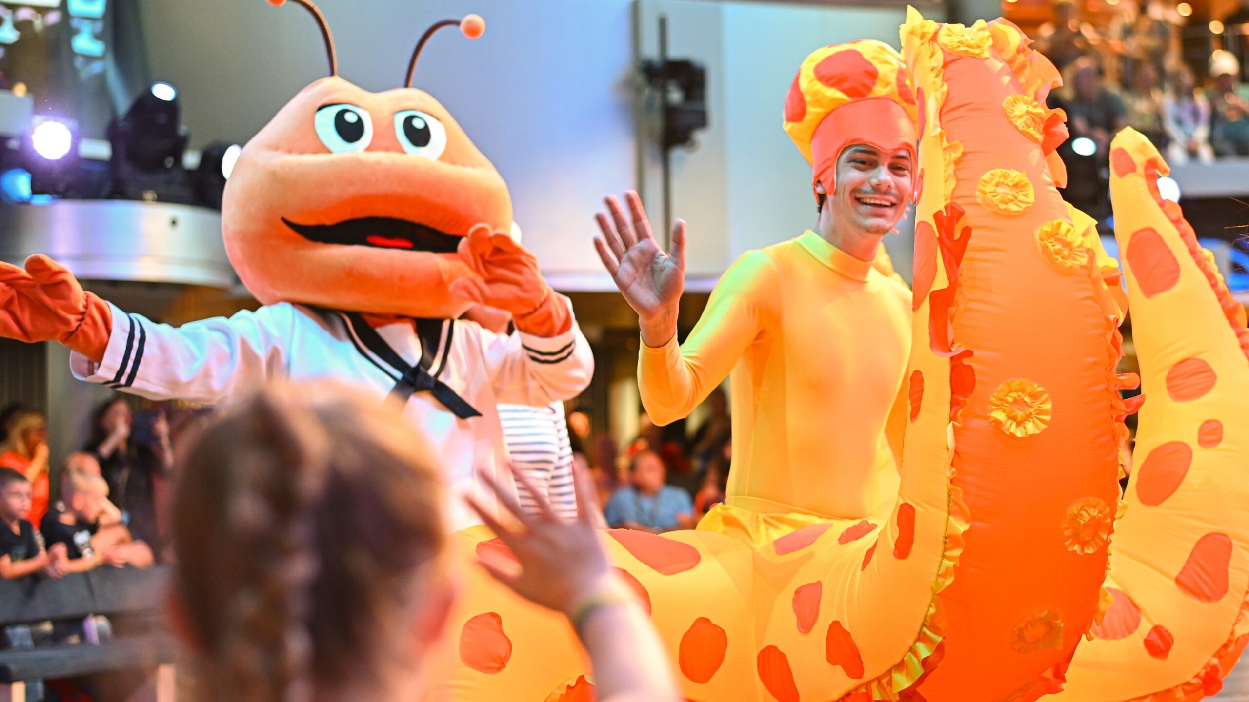  AIDA bietet Familien rund ums Jahr ein umfangreiches Unterhaltungs-, Lern- und Erlebnisprogramm an Bord, darunter die so wichtigen Schwimmkurse der DLRG.