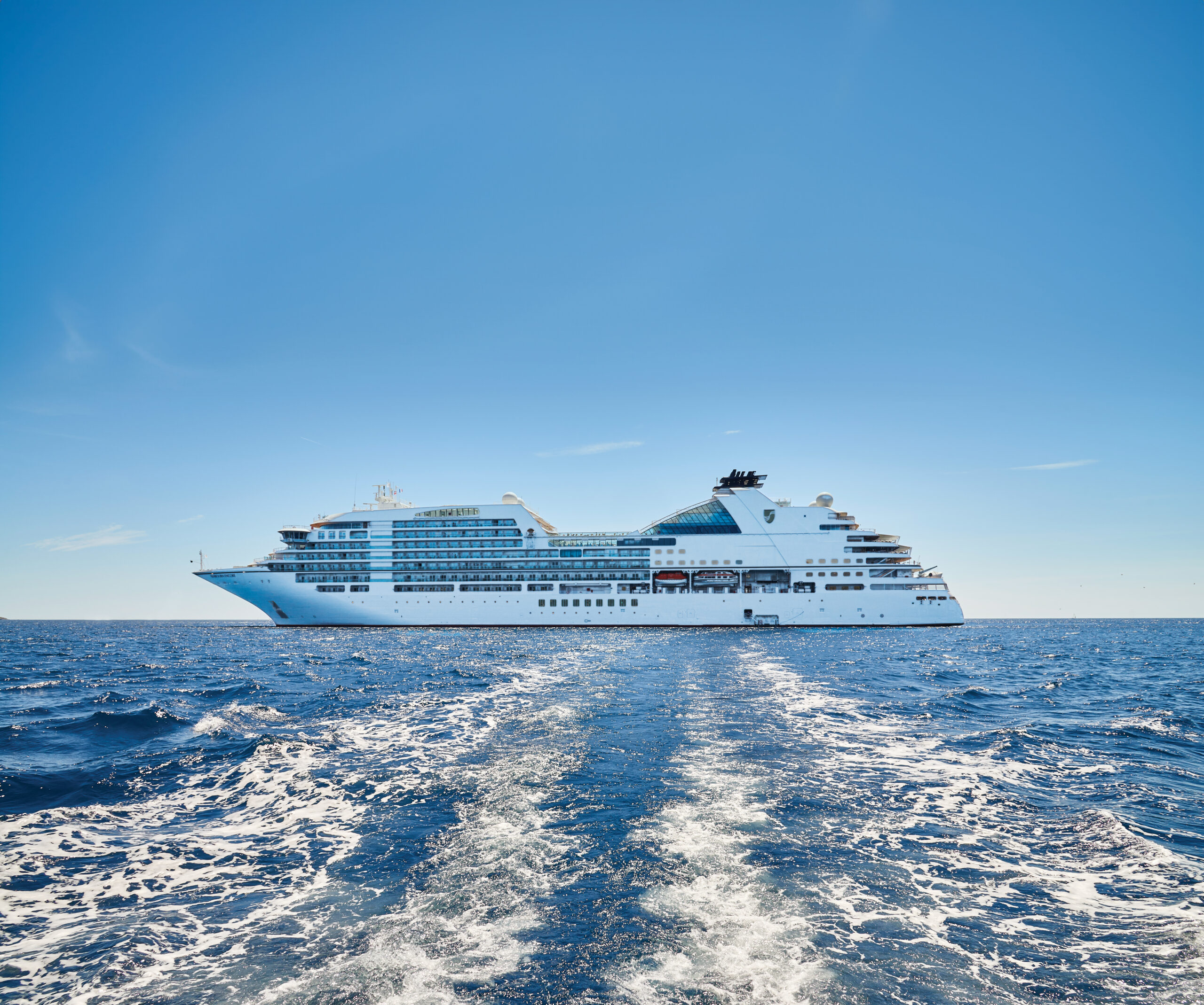 Seabourn hat die Buchungssaison 2027–2029 eröffnet und präsentiert neue Routen, um ihr „Ruby Jubilee“ im Jahr 2028 zu würdigen: