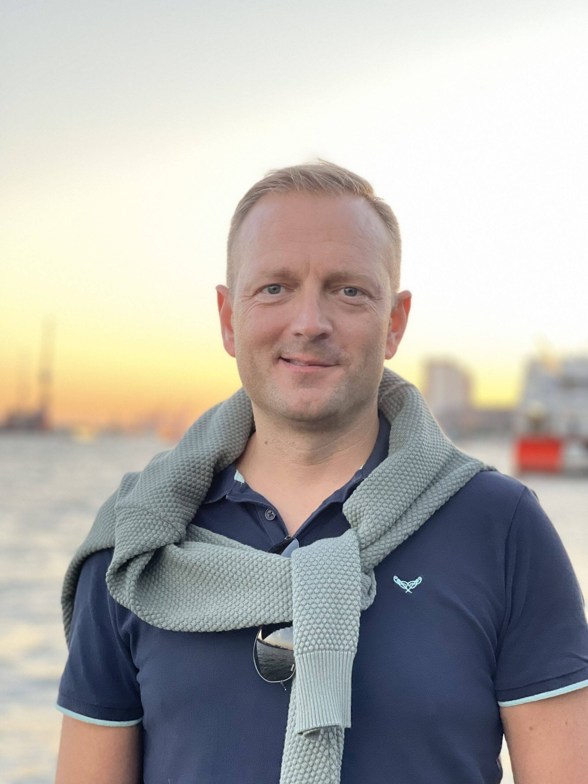 Gäste der VASCO DA GAMA von nicko cruises können sich auf ein vertrautes Gesicht freuen: Christian Baumann, bekannt aus der ARD-Serie „Verrückt nach Meer“,