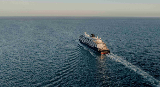 Kinder unter 17 Jahren reisen bei Explora Journeys auf ausgewählten Mittelmeer-Routen im Sommer 2026 kostenlos in der Suite mit zwei Vollzahlern.