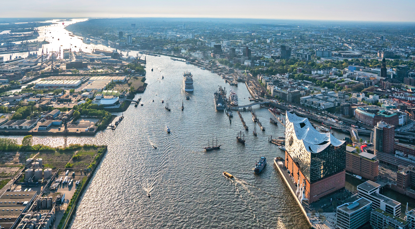 ährend Hamburg als Hafen für die Hochseekreuzfahrt längst in der obersten Liga spielt und rund 1,5 Millionen Gäste empfängt, fristete die Flusskreuzfahrt an der Elbe