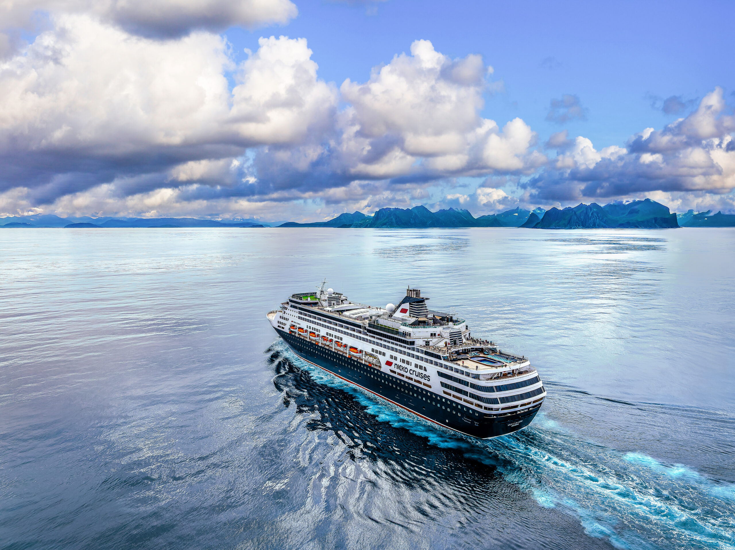 Im Rahmen von exklusiven Schiffsbesichtigungen können sich Kunden im Mai in Hamburg und zwischen Juli und Oktober in Kiel selbst davon überzeugen,