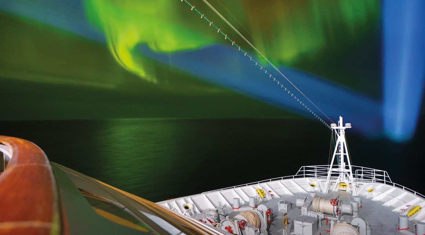 Die MS Hamburg, das kleinste Kreuzfahrtschiff Deutschlands mit Platz für nur 400 Gäste, nimmt Kurs auf Nordlichter. Im Januar sowie im März 2027