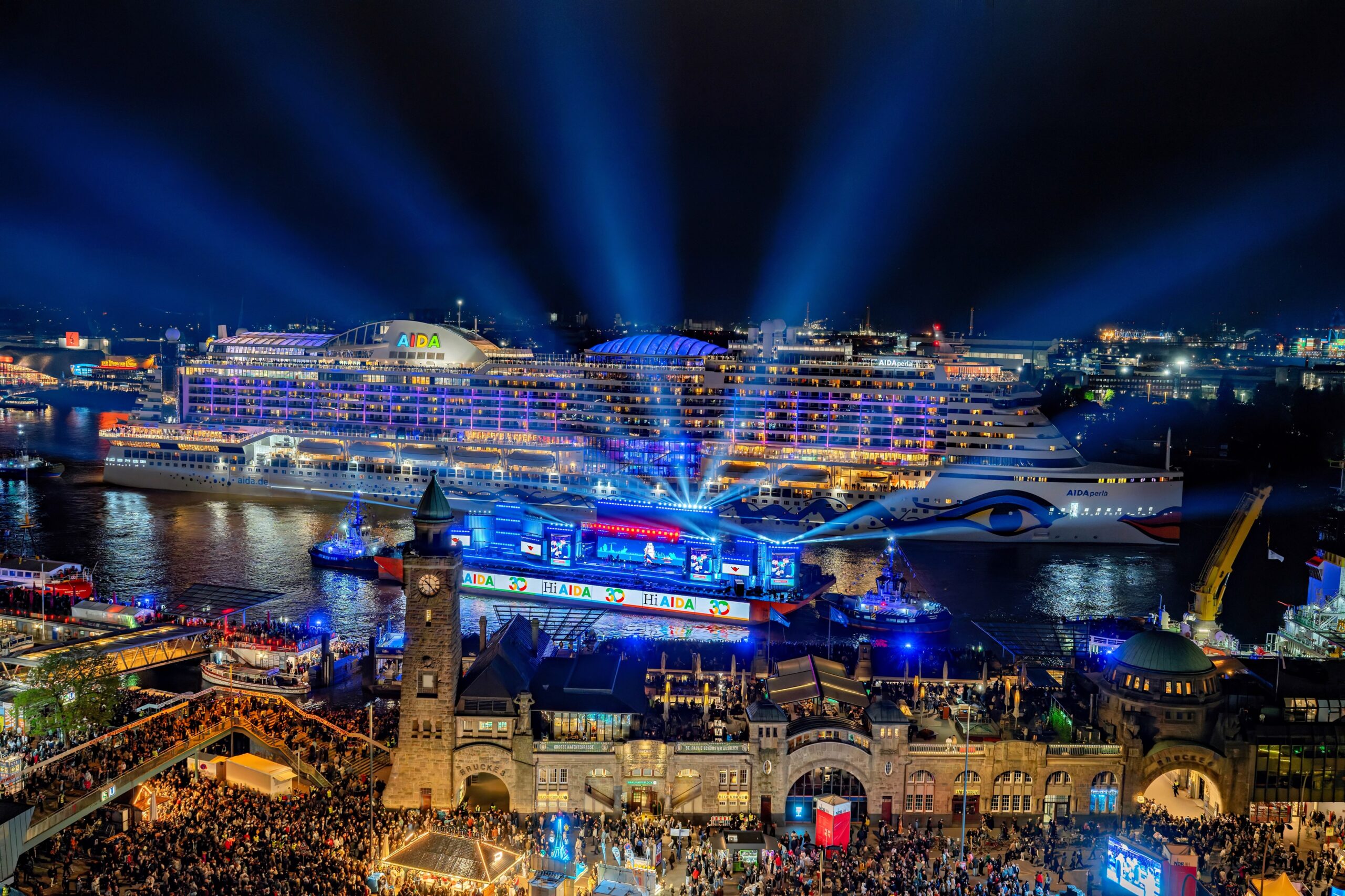 Mit der eindrucksvollen Inszenierung "Elbe in Concert" setzte AIDA Cruises am Abend zum Hamburger Hafengeburtstag ein maritimes Highlight: