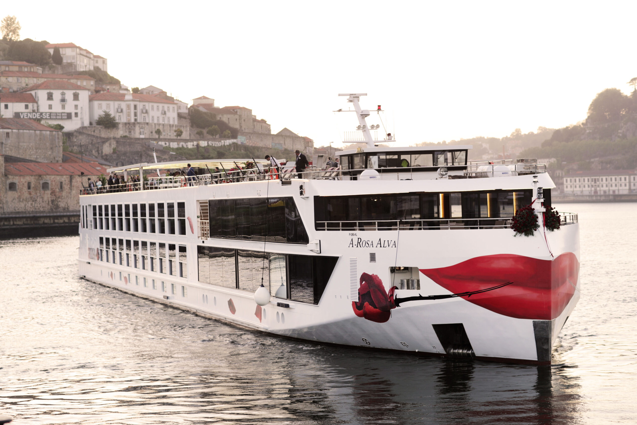 Unter dem neuen Unternehmens-Claim „Cruise Your Way“ hat die A-ROSA Flussschiff GmbH den Printkatalog für die Jubiläumssaison 2027 veröffentlicht.