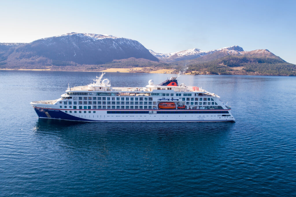 Im Winter 2026/27 setzt Hapag-Lloyd Cruises die Expeditionsreisen von Hamburg aus zur Beobachtung der Polarlichter fort