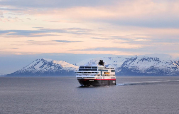 Hurtigruten bietet für ausgewählte Festtagsreisen im Winter auf der Nordkap-Linie ab Hamburg ein hervorragendes Angebot für schnell Entschlossene, mit der Möglichkeit
