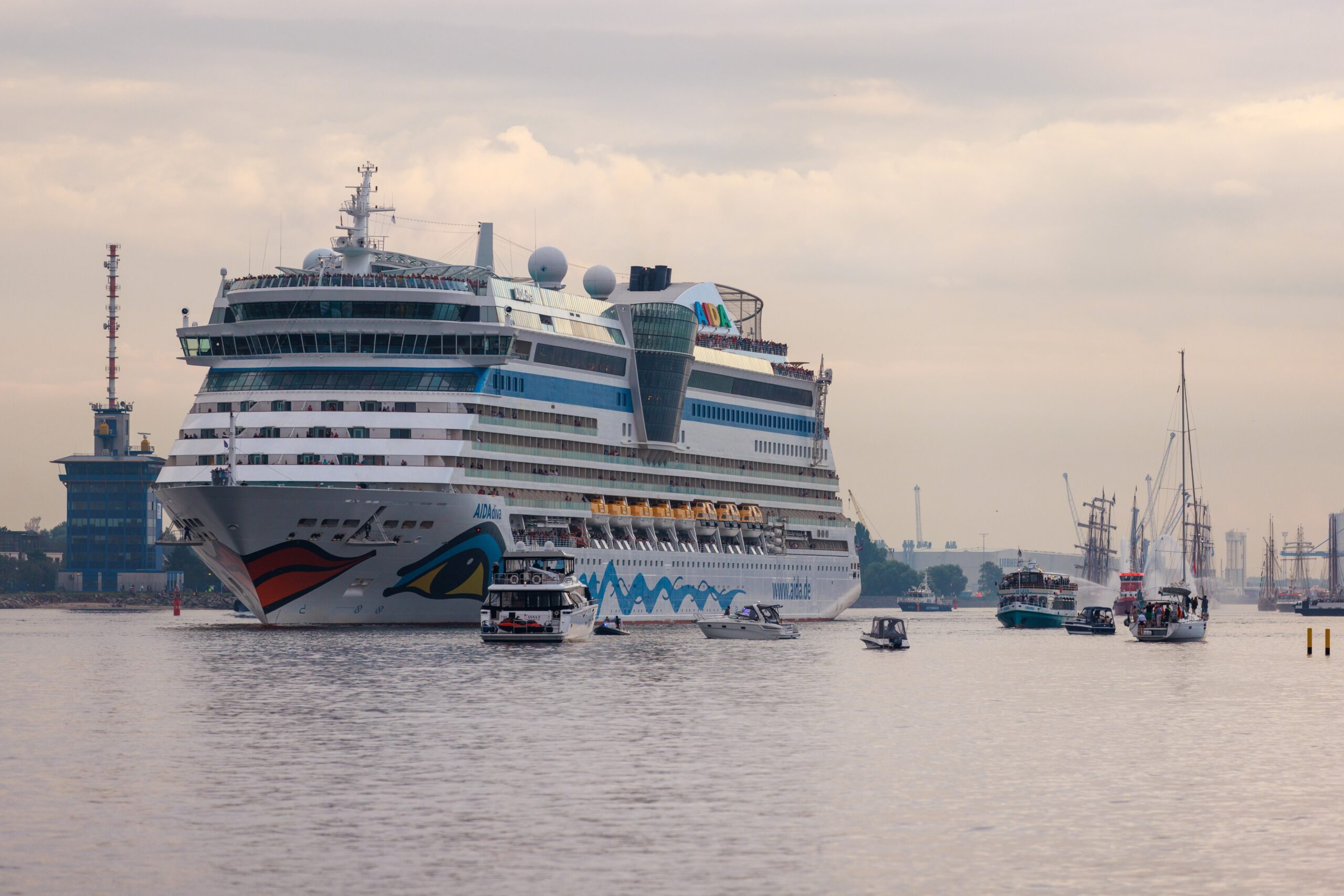 AIDA ist zur Hanse Sail vom 6. bis 9. August 2026 in Rostock und Warnemünde mit zahlreichen Aktionen und neuen Erlebnissen vor Ort