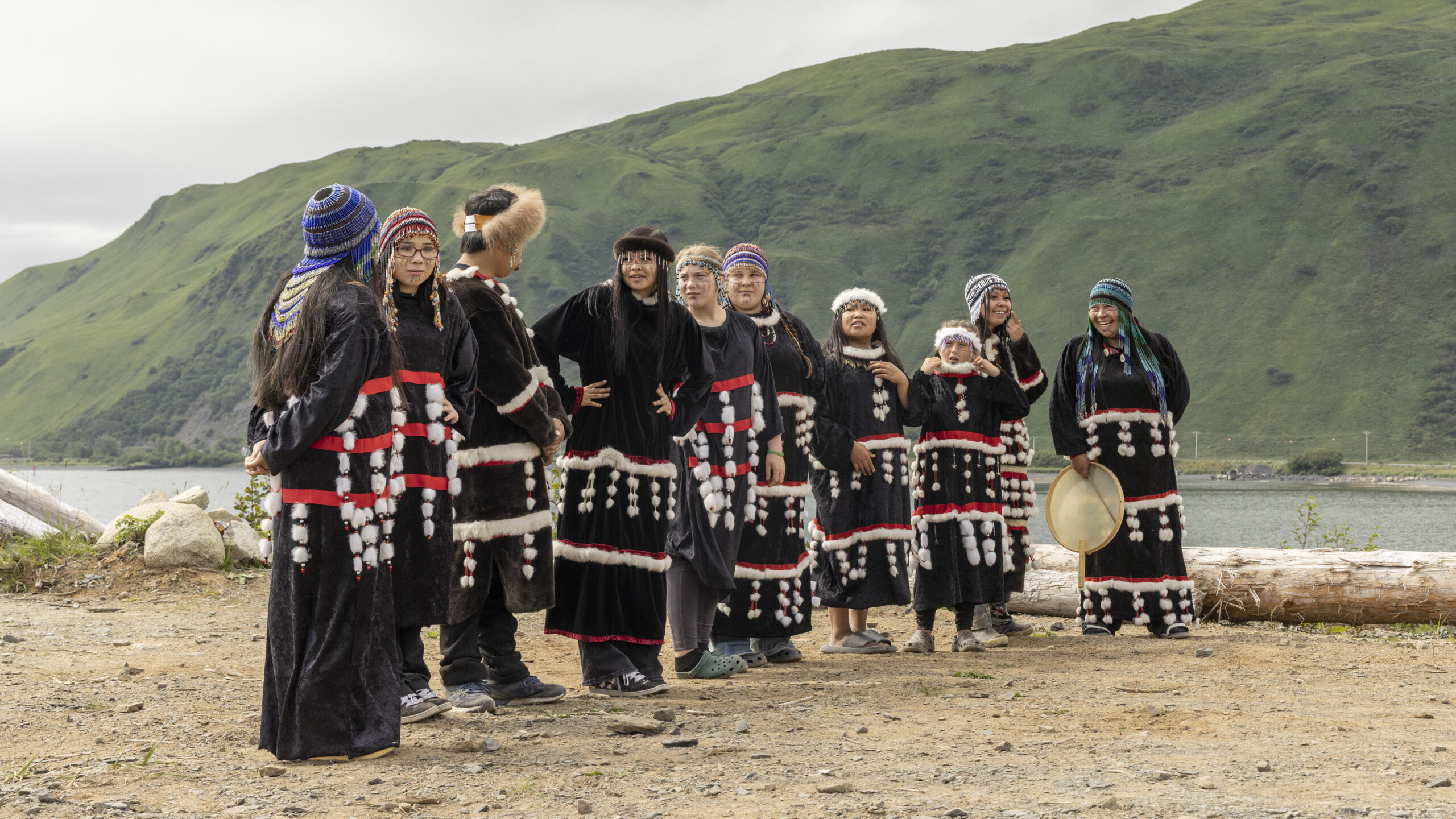 HX Expeditions (HX) hat als erster Anbieter kommerzieller Seereisen mit dem Expeditionsschiff MS Roald Amundsen die Alutiiq-Gemeinde Old Harbor auf Kodiak Island