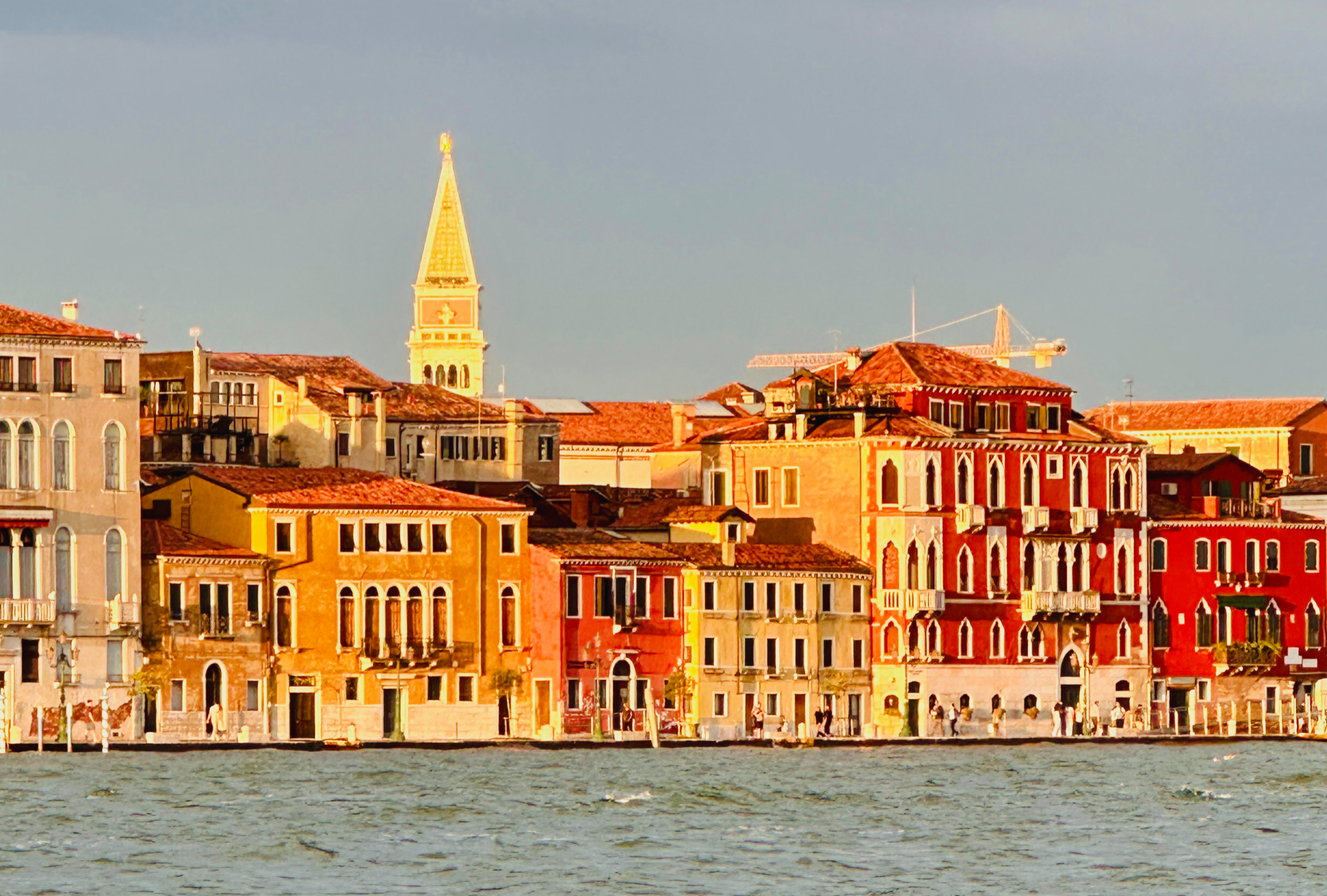 Venedig könnte den Zugang zur historischen Altstadt für Tagesgäste ab 2027 deutlich verteuern. Im Gespräch..(plus Zugang zum Bezahlportal)