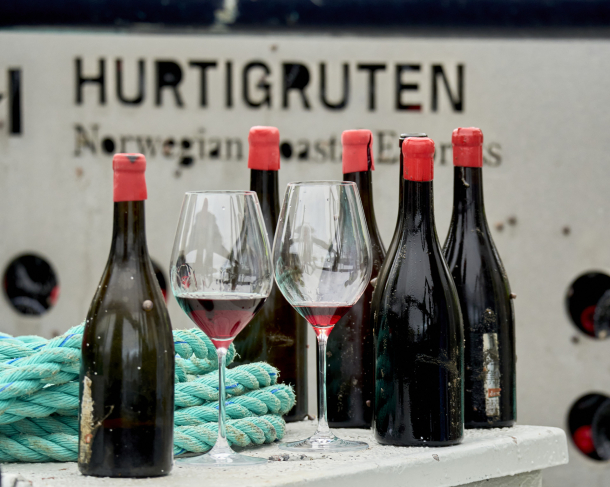 Hurtigruten hat 1.002 Flaschen Barolo nach einem Jahr aus 34 Metern Tiefe vor der Küste Nordnorwegens geborgen. Der gemeinsam