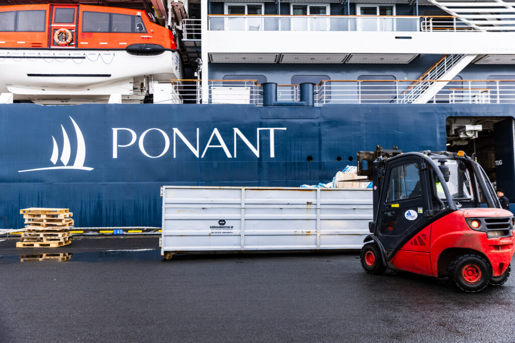 PONANT Explorations hat seinen Nachhaltigkeitsbericht für 2025 veröffentlicht. Darin informiert die Reederei über Fortschritte und Maßnahmen