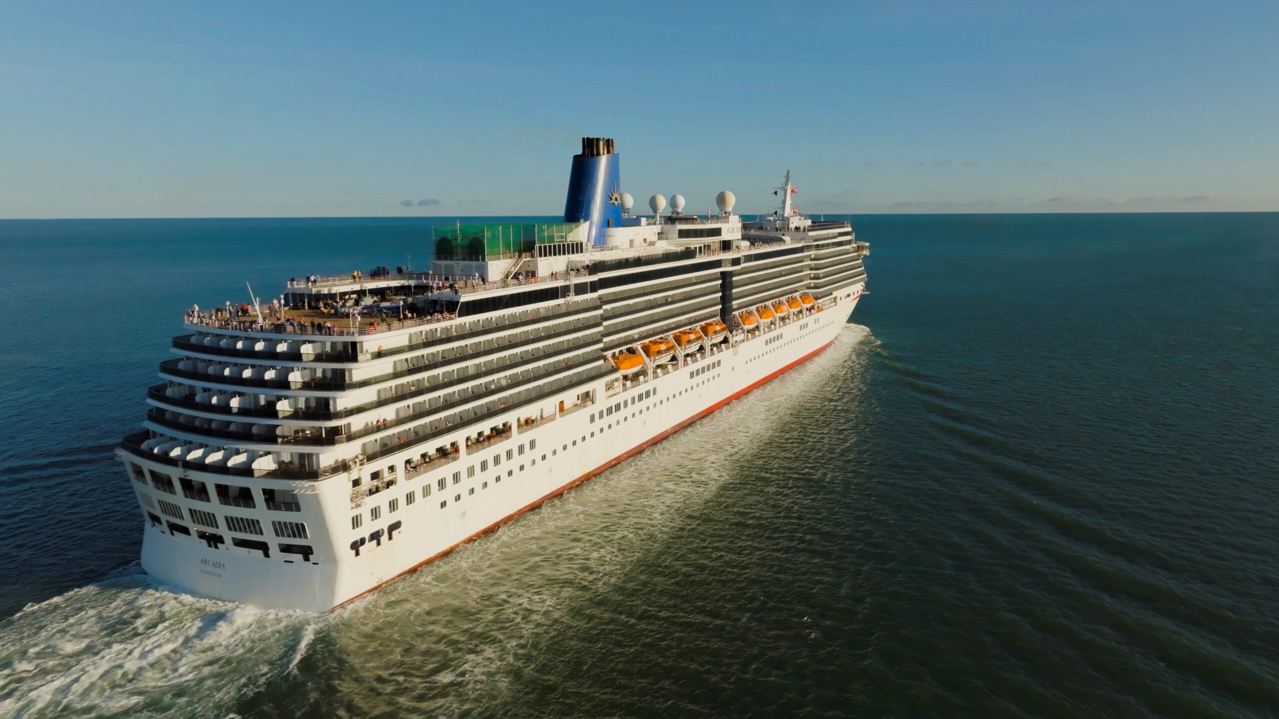 Mit der Übernahme der Arcadia von P&O Cruises wächst die Flotte von Holland America Line bis 2029 auf zwölf Schiffe. Das Schiff der Vista-Klasse